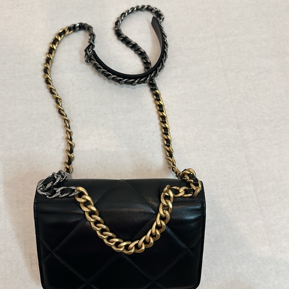 Pristine condition Lambskin Quilted Chanel 19 Wallet On Chain Black complete set - Picture 12 of 17